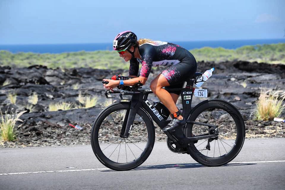 Céline Schärer auf Fahrrad