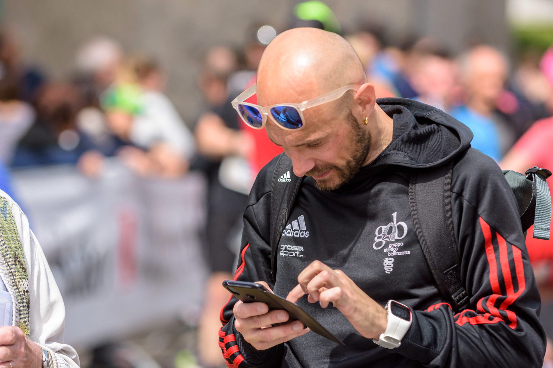 Teilnehmer checkt seine Resultate auf dem Smartphone