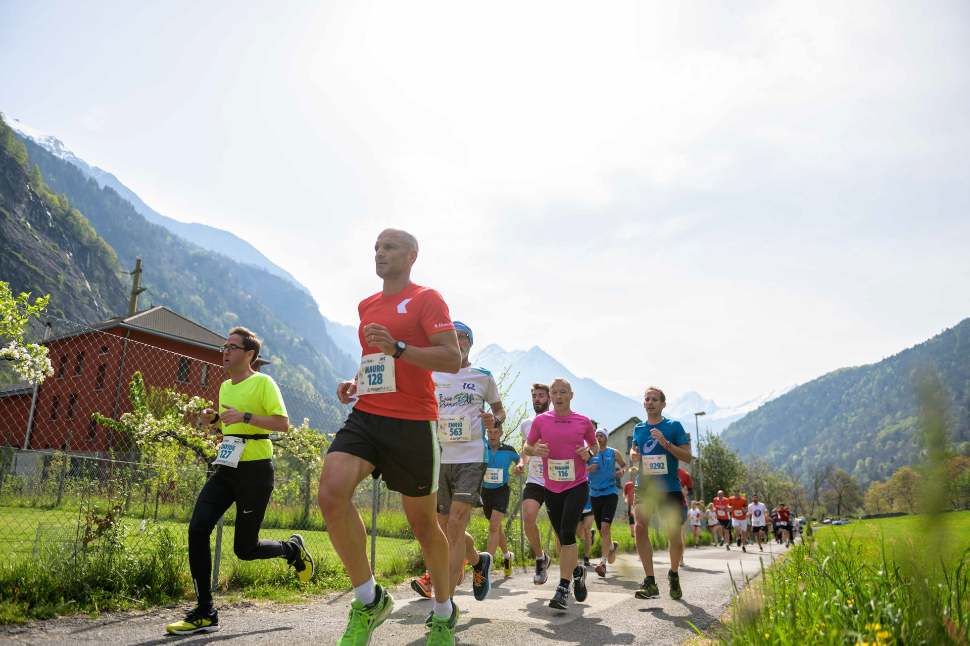 Sportler unterwegs auf der 10km Strecke