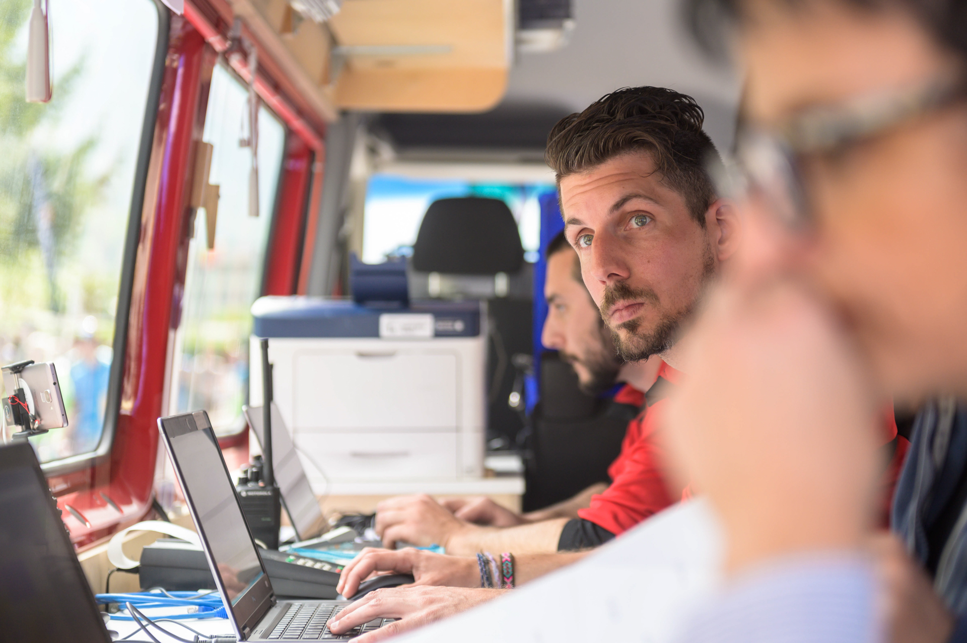 Datasport Mitarbeiter verfolgen das Geschehen aus dem Bus