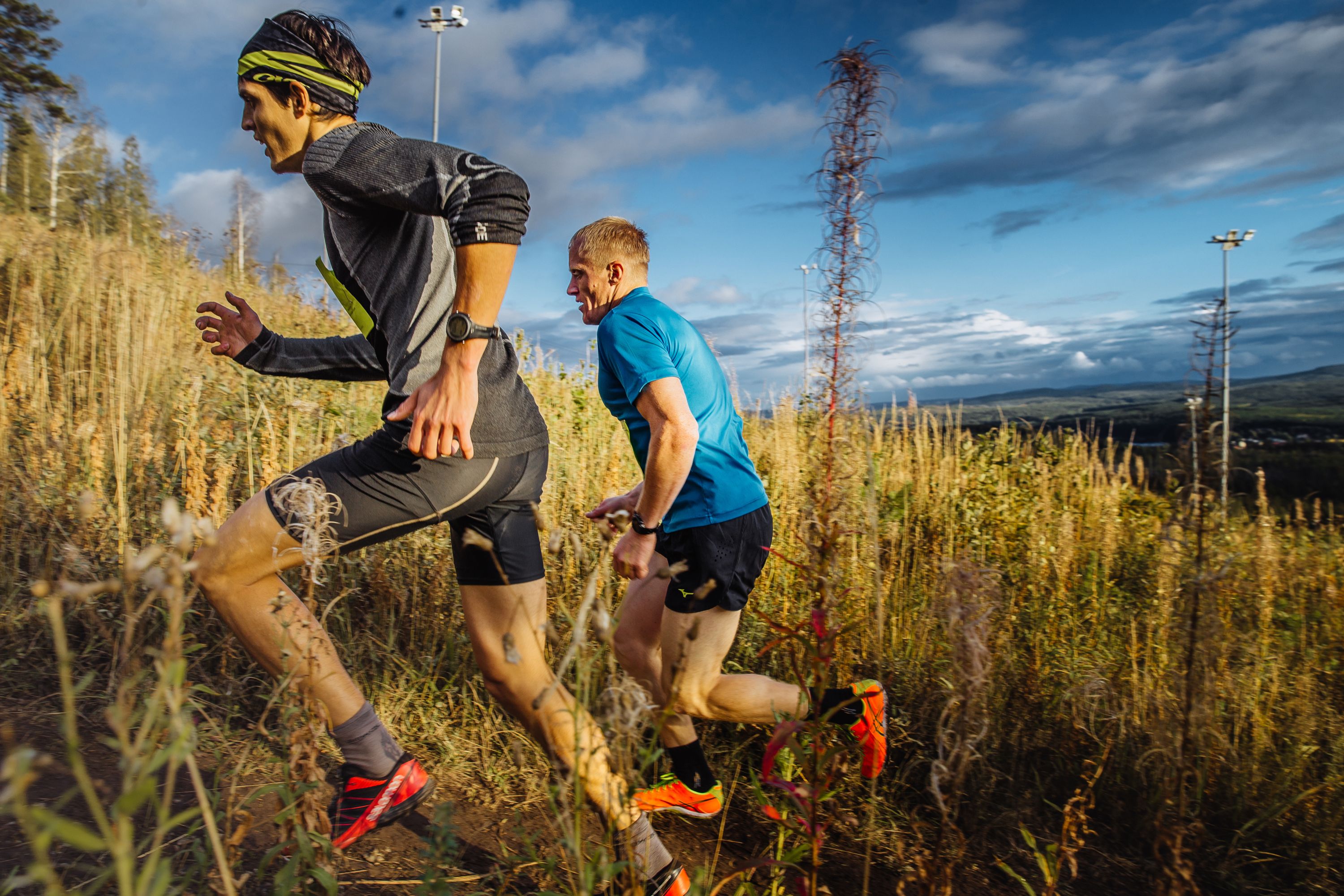 Männer beim Hügelsprint