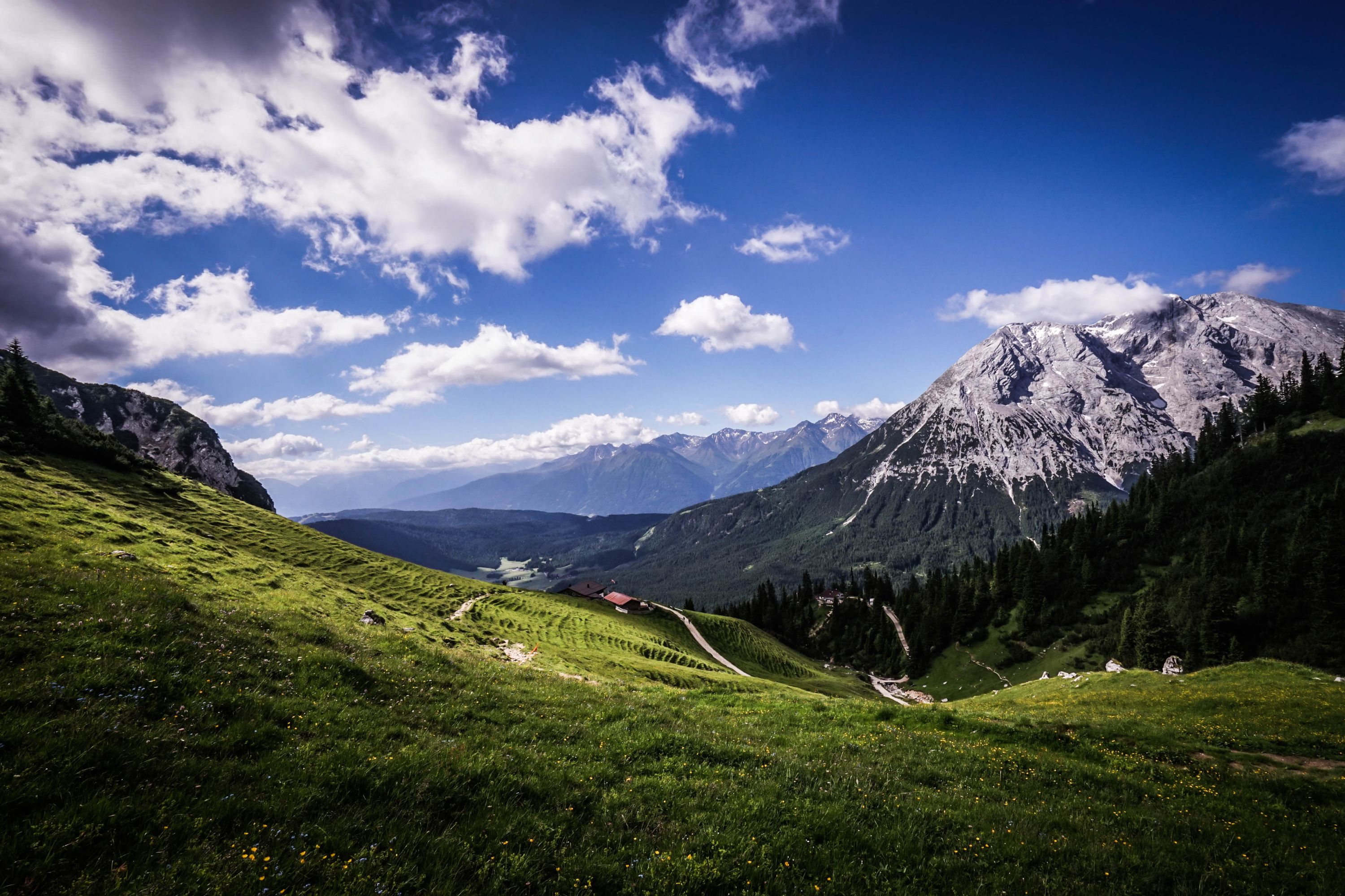 Aussicht von den Bergen herab ins Tal