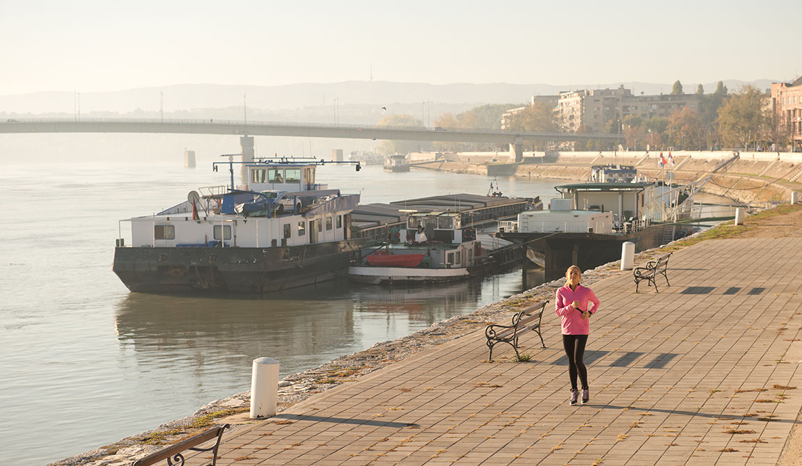 joggende Frau früh morgens am Hafen entlang