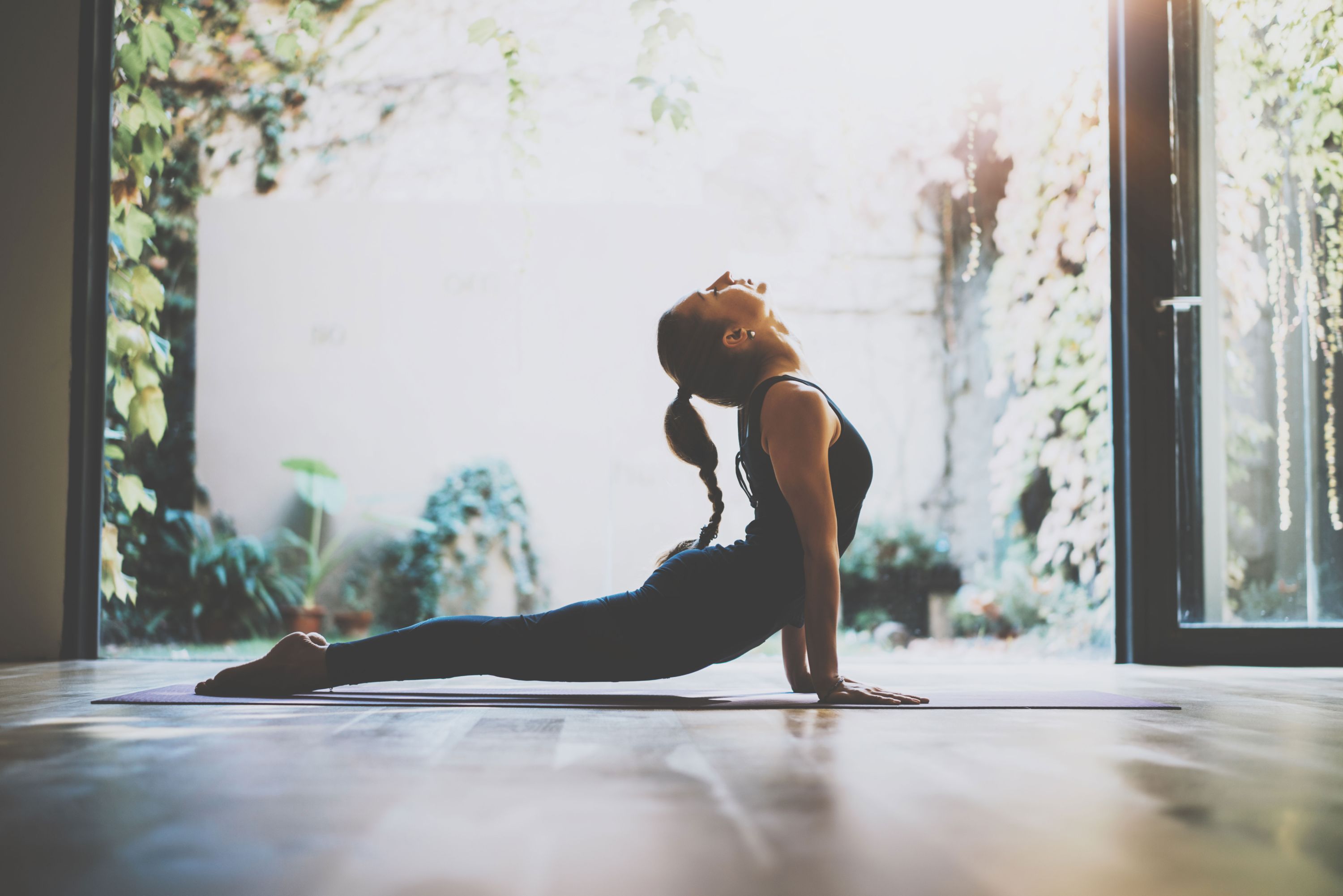 Frau, welche eine Yogaübung aufzeigt