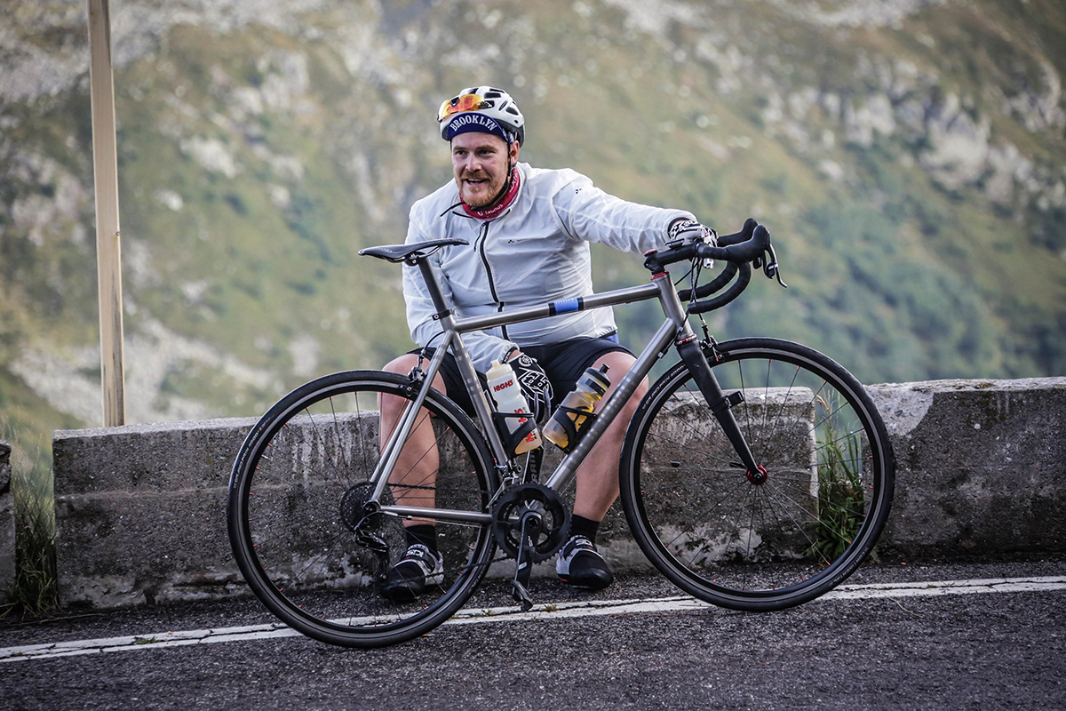 Radfahrer macht während eines Rennens eine Pause