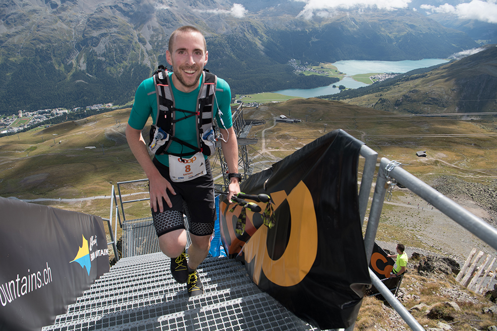 Teilnehmer beim Aufstieg des Vertical Sommerlaufs